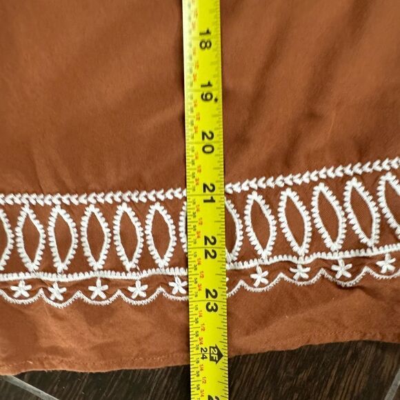 BELLDINI caramel color with off white scalloped trim
Embroidered Peasant Top Lg - Picture 9 of 11